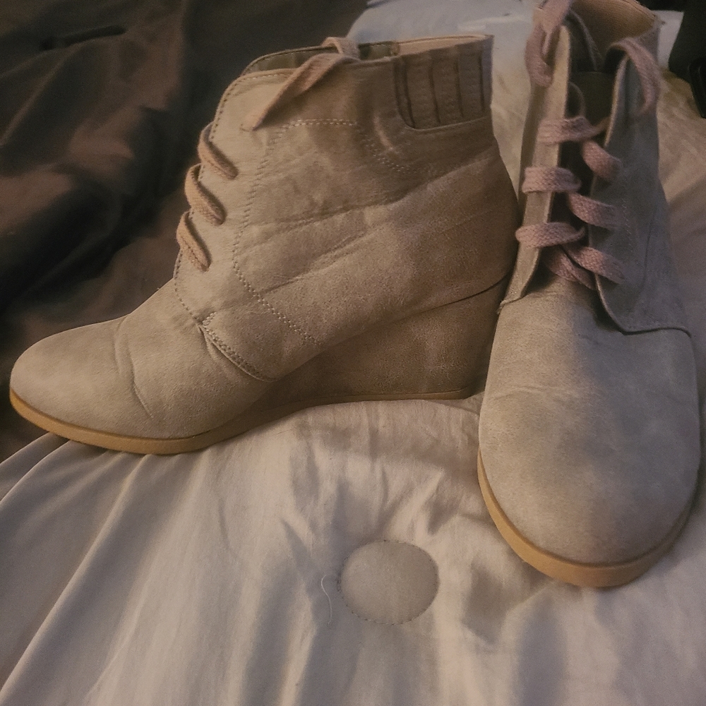 Size 9 heeled sneaker booties